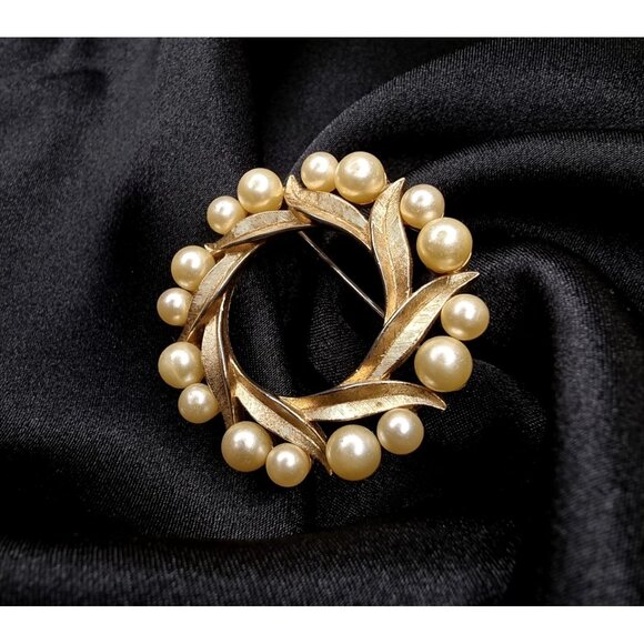 Vintage 1960s Trifari Signed Gold-Tone Leaf & Faux Pearl Wreath Brooch Pin - Picture 3 of 5